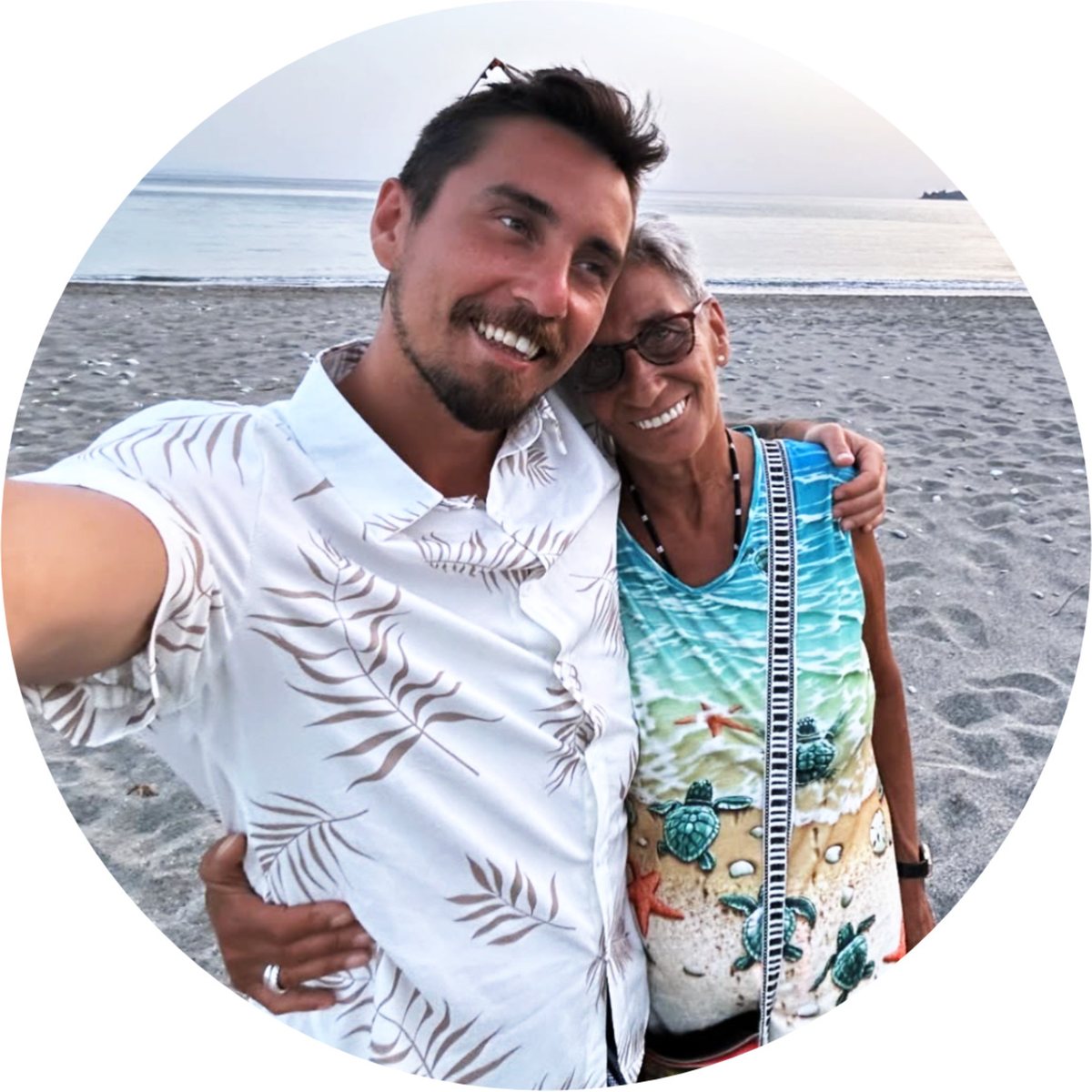 Chris mit seiner Mutter am Strand